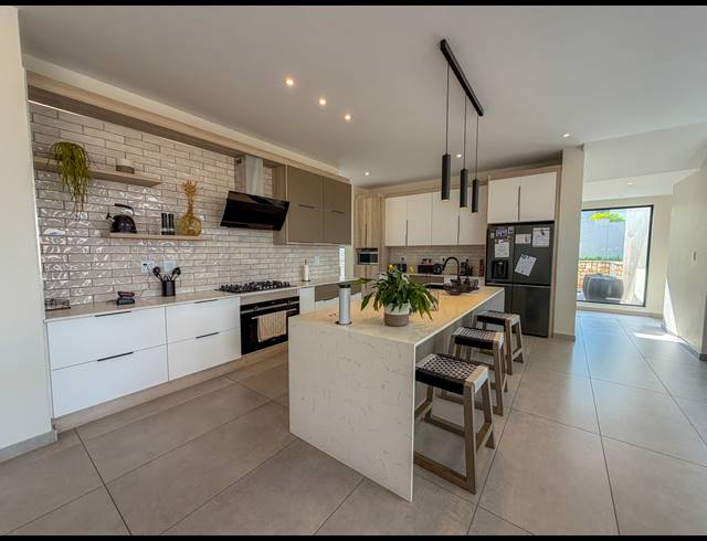 5 BEDROOM FREEHOLD FOR SALE IN MIDSTREAM HEIGHTS